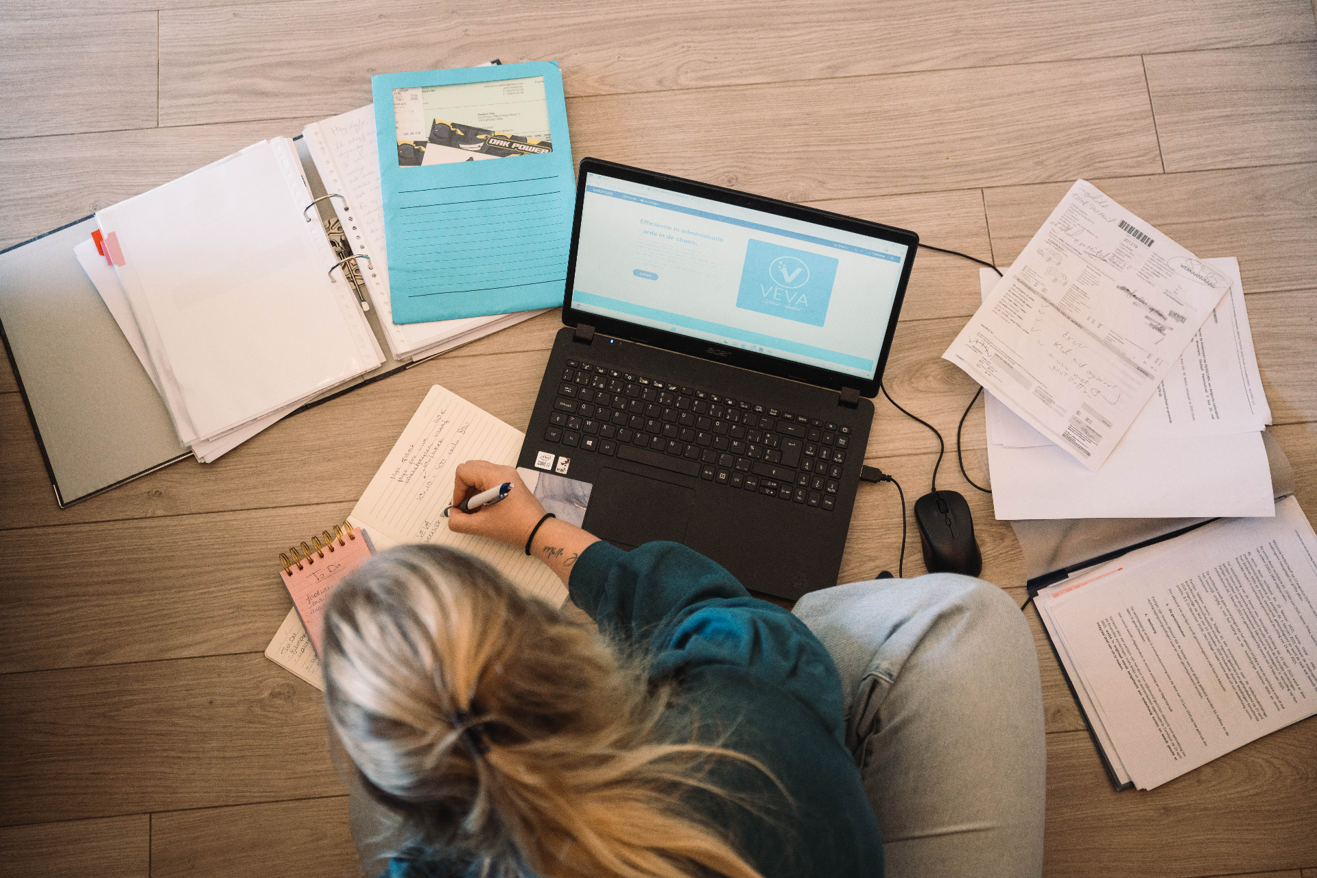 Rustige werkplek van een virtueel assistent — administratieve ondersteuning op afstand